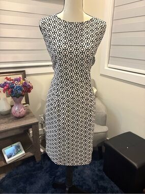 Mario Serrani Black & White Geometric Sleeveless Shift Dress